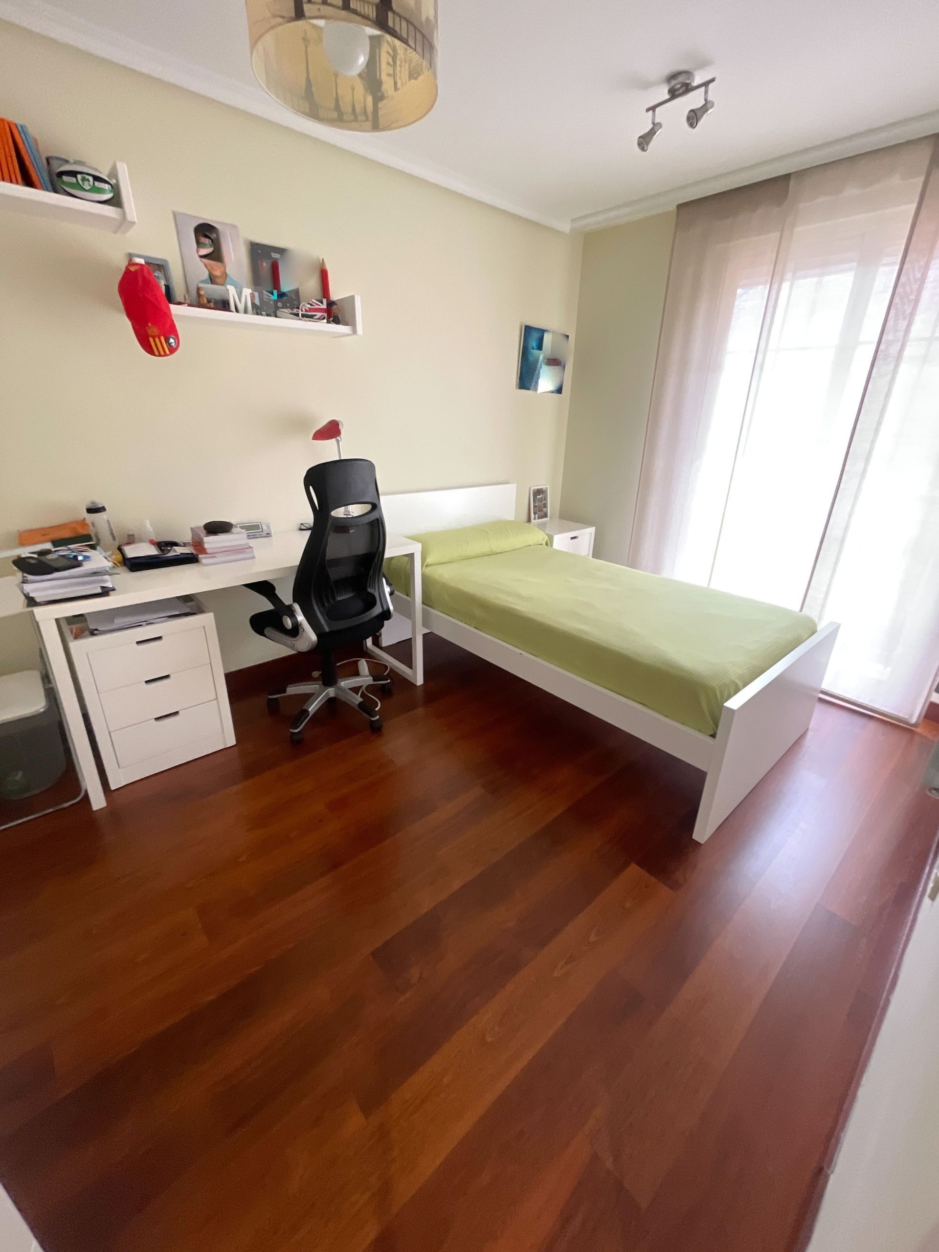 Dormitori de Casa adosada en venda en Boadilla del Monte amb Aire condicionat, Jardí privat i Traster