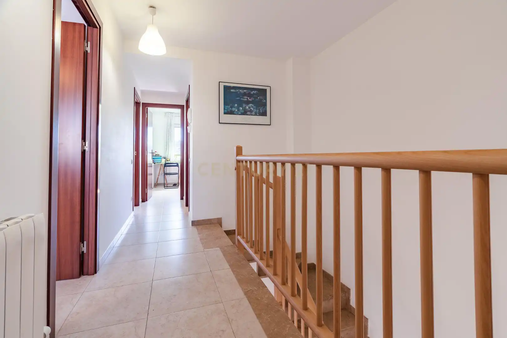 Einfamilien-Reihenhaus zum Verkauf in Vila-rodona mit Privatgarten und Ofen