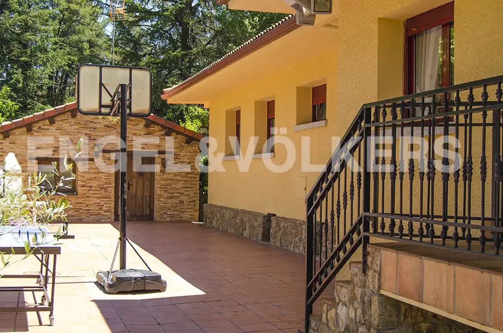 Exterior view of Houses for sale in El Escorial  with Heating, Private garden and Terrace