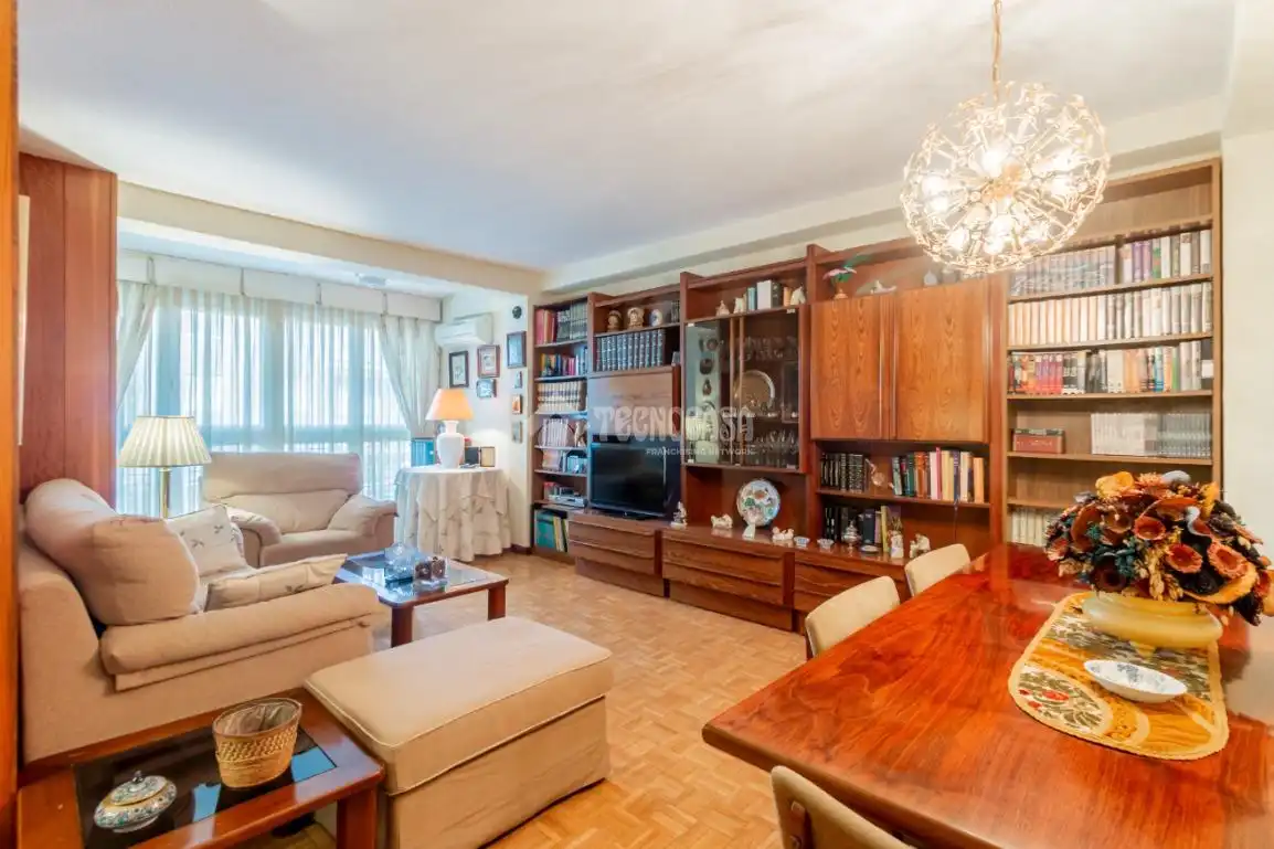 Sala d'estar de Pis en venda en Madrid amb Calefacció i Parquet