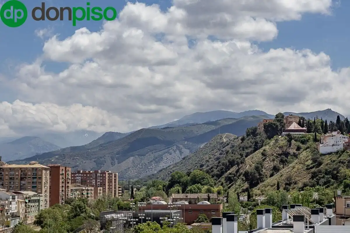 Vista exterior de Casa o xalet en venda en Granada amb Aire condicionat, Calefacció i Terrassa