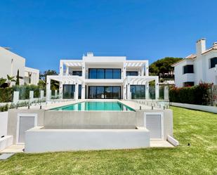 Vista exterior de Casa o xalet en venda en Marbella amb Aire condicionat, Calefacció i Jardí privat