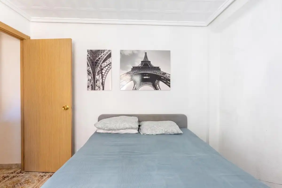 Bedroom of Flat for sale in Valencia  with Heating, Terrace and Furnished