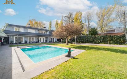 Vista exterior de Casa o xalet en venda en Villanueva de la Cañada amb Aire condicionat, Calefacció i Jardí privat