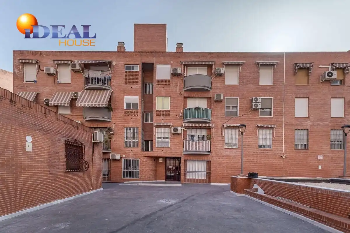 Vista exterior de Pis en venda en Granada amb Balcó