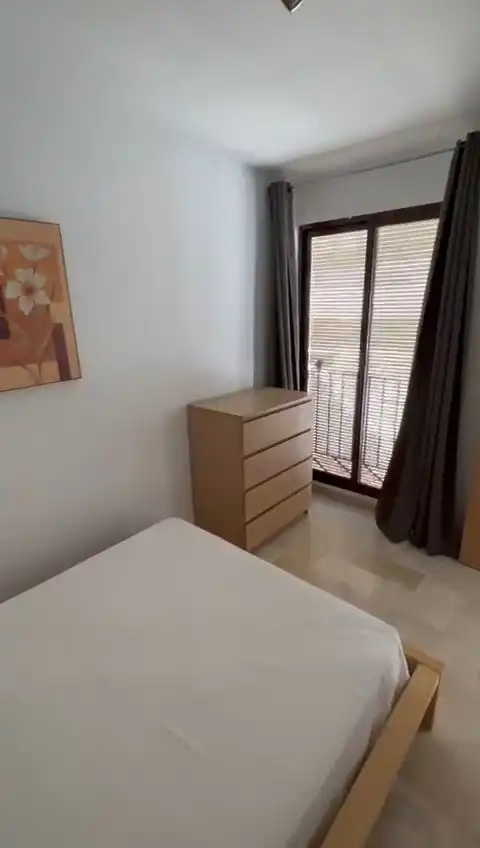 Dormitori de Apartament de lloguer en Granada amb Aire condicionat, Calefacció i Moblat