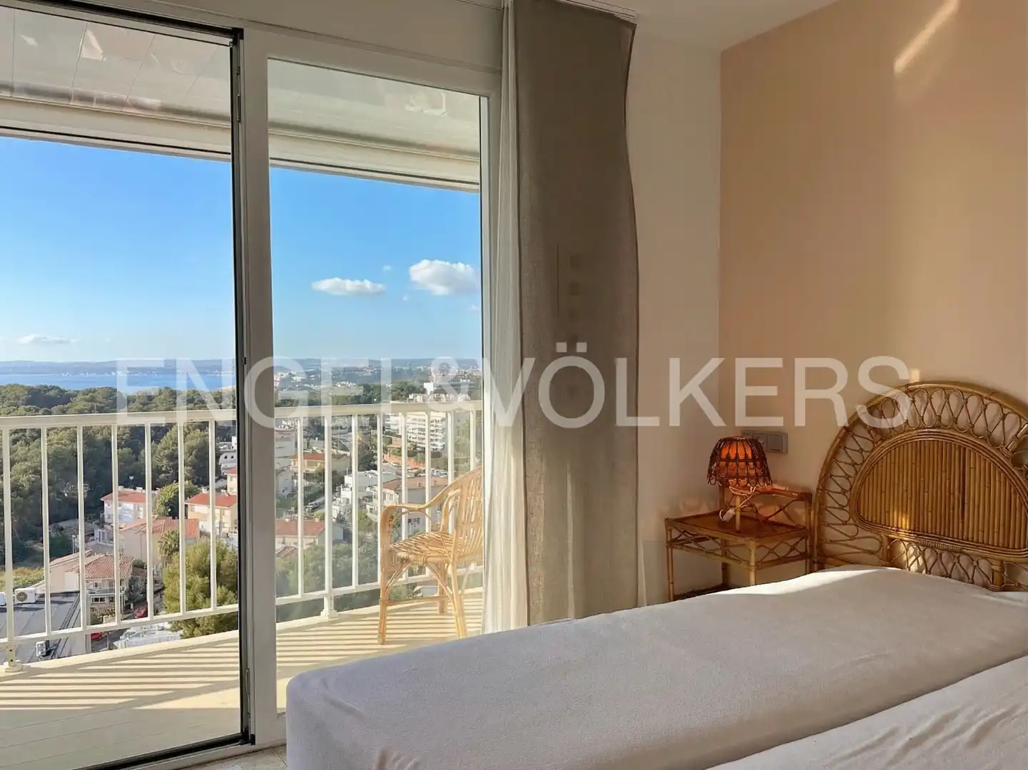 Schlafzimmer von Dachboden zum Verkauf in Salou mit Klimaanlage, Heizung und Terrasse
