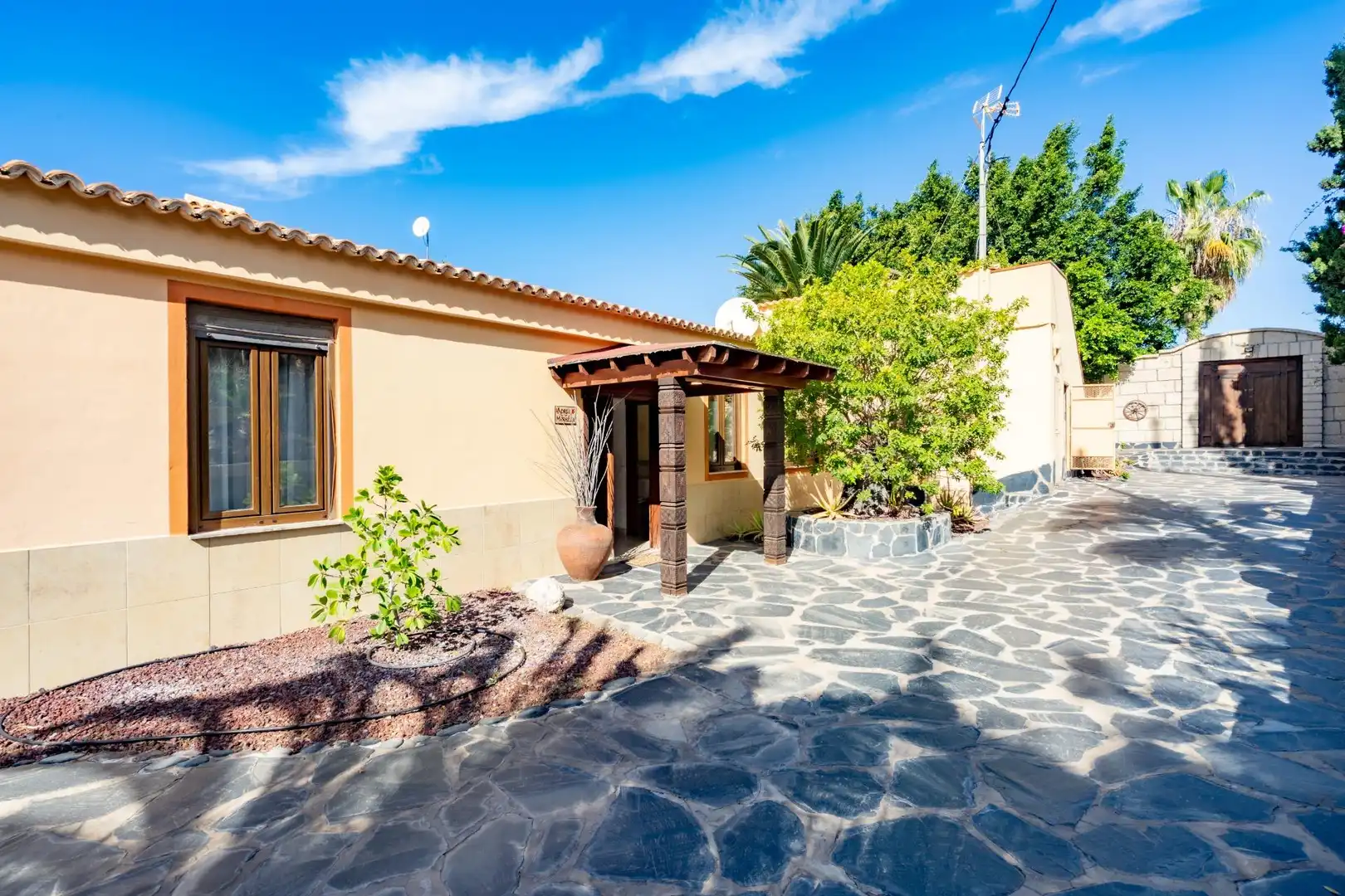 Vista exterior de Casa o xalet en venda en Guía de Isora amb Aire condicionat, Jardí privat i Terrassa