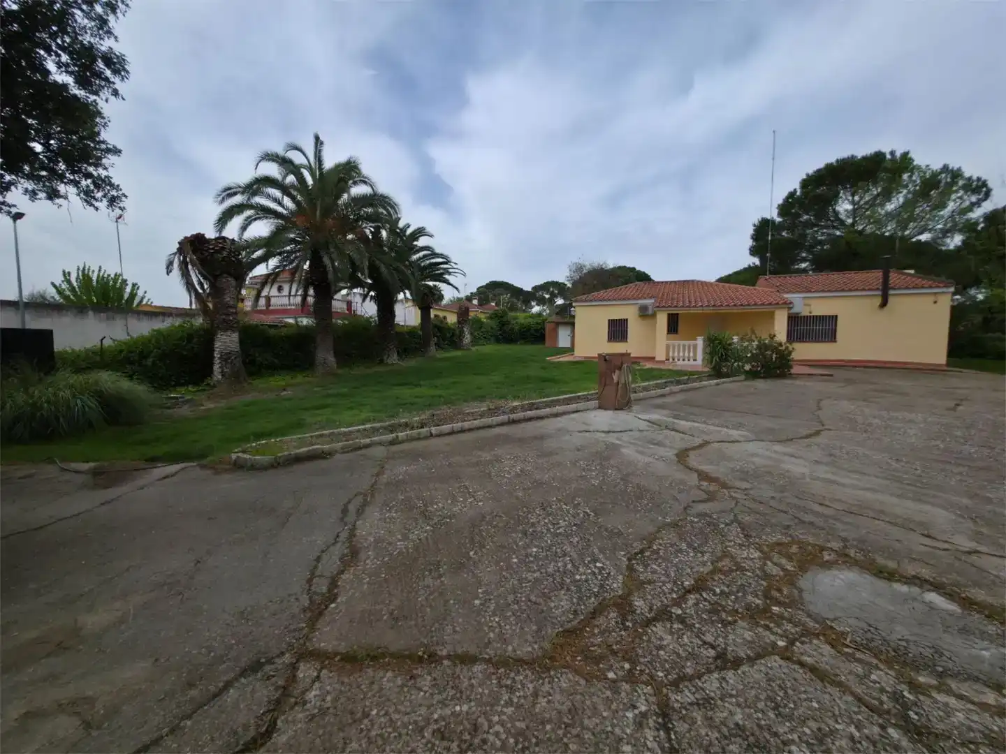 Vista exterior de Casa o xalet en venda en Badajoz Capital amb Aire condicionat i Piscina