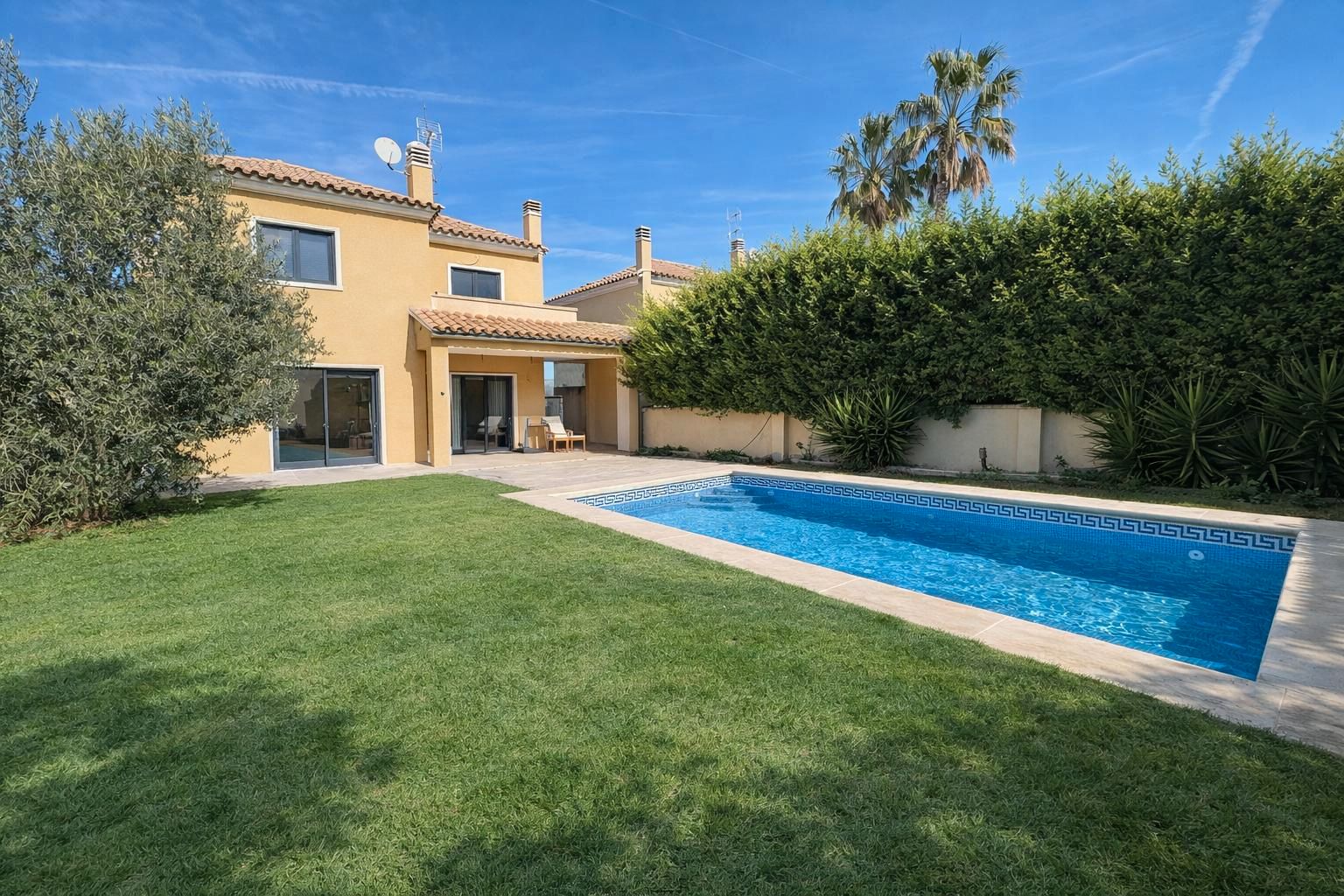 Exterior view of House or chalet for sale in Sant Pere de Ribes  with Heating, Private garden and Parquet flooring