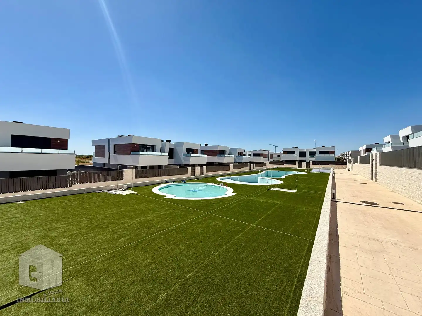 Vista exterior de Casa adosada en venda en Villaviciosa de Odón amb Calefacció, Jardí privat i Terrassa