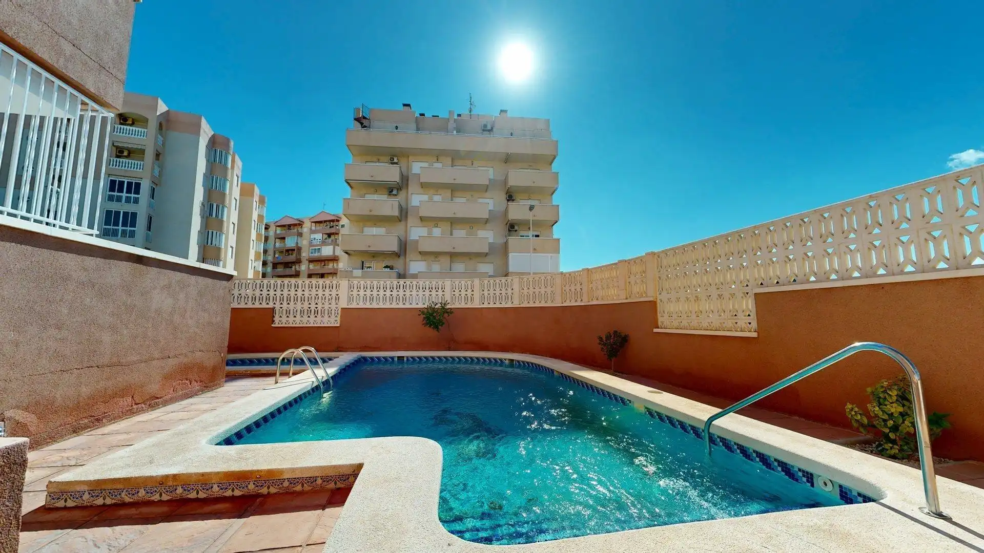Schwimmbecken von Wohnungen zum Verkauf in Elche / Elx mit Klimaanlage, Terrasse und Möbliert