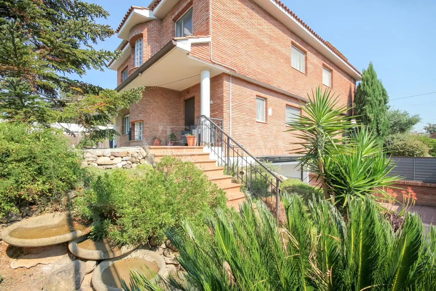 Vista exterior de Casa adosada en venda en Sant Quirze del Vallès amb Calefacció, Jardí privat i Parquet