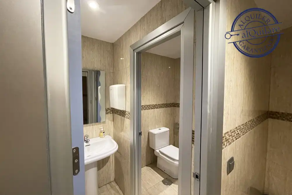 Badezimmer von Büro zur Miete in Móstoles mit Möbliert