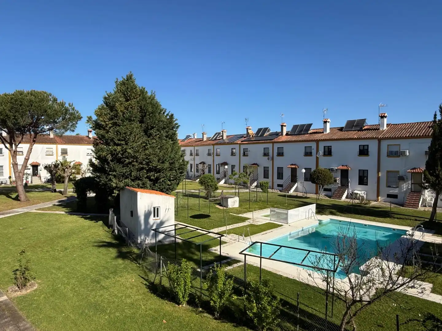 Vista exterior de Casa adosada de alquiler en Aljaraque con Piscina comunitaria