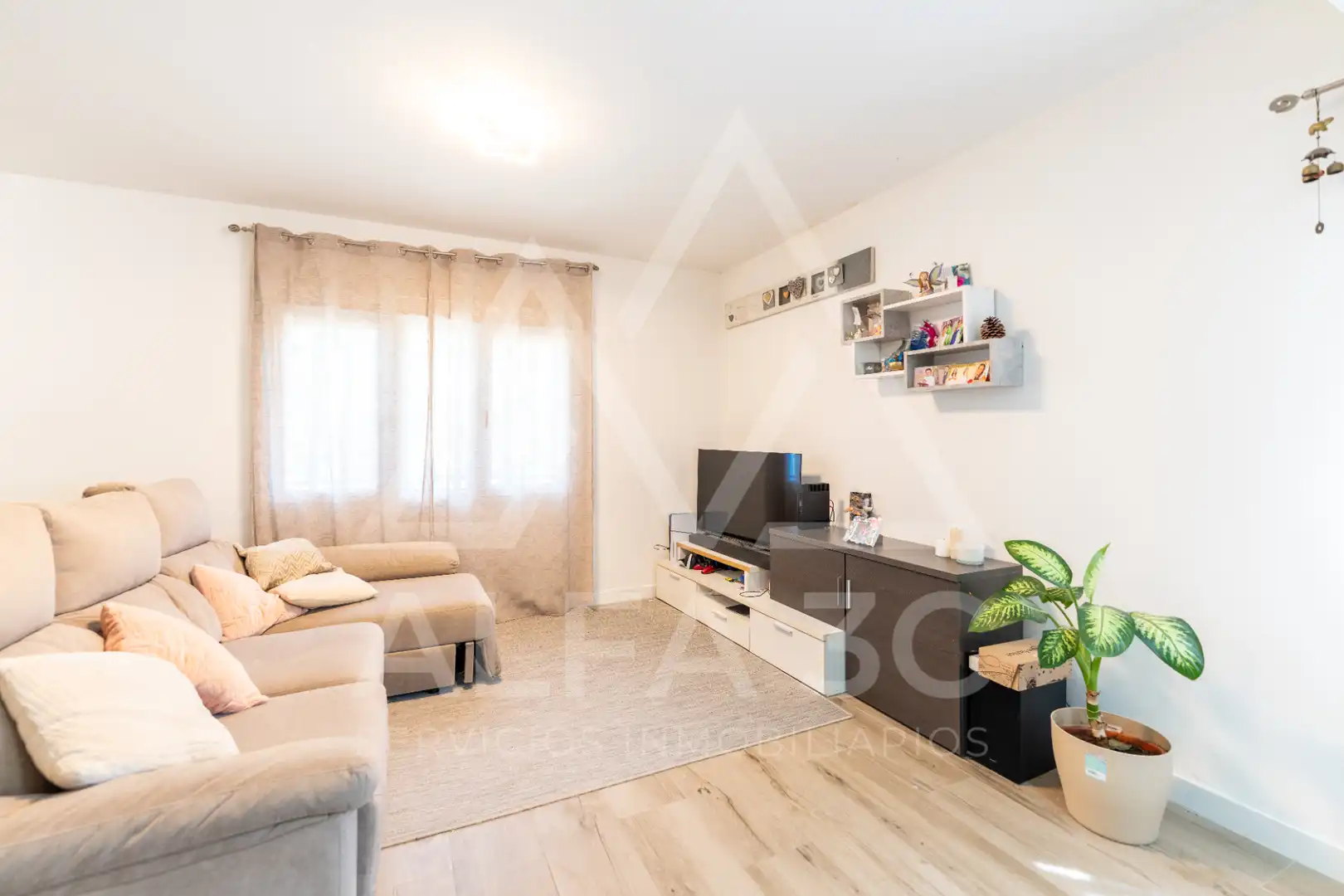 Sala d'estar de Casa adosada en venda en Pedrezuela amb Jardí privat, Terrassa i Traster