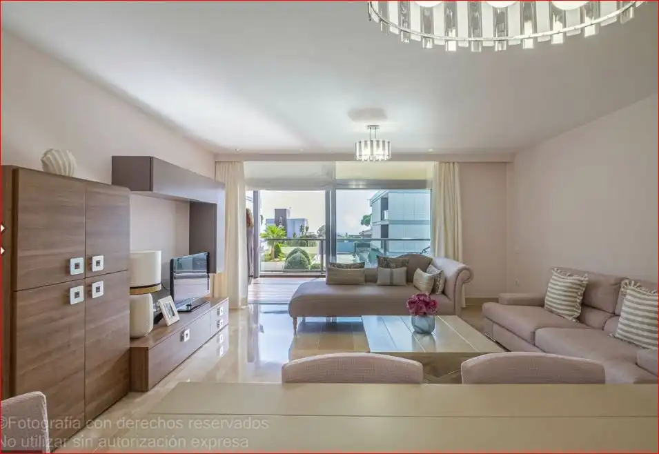 Wohnzimmer von Wohnung zum Verkauf in Manilva mit Klimaanlage, Heizung und Privatgarten
