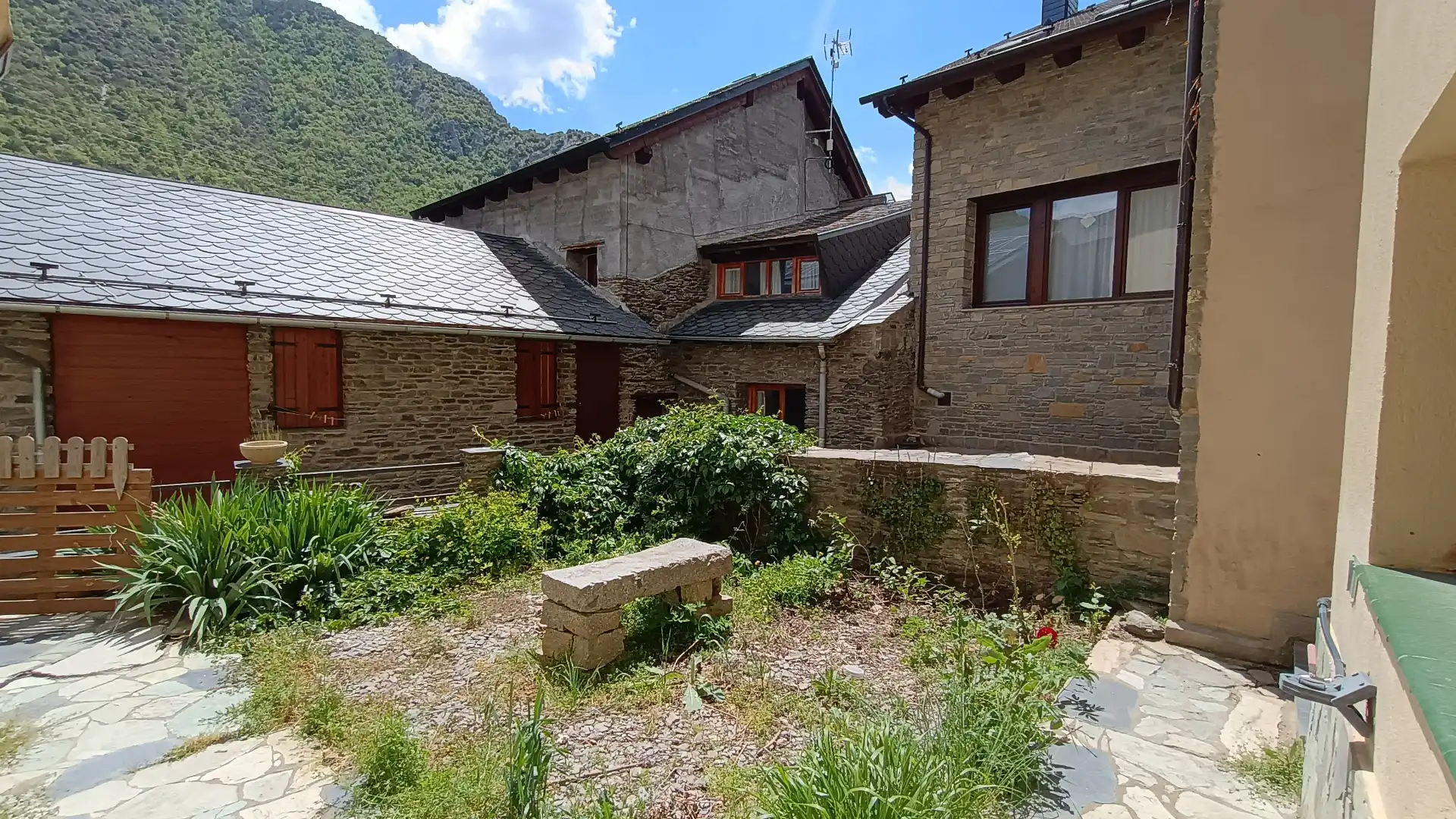 Vista exterior de Casa o xalet en venda en Vall de Cardós amb Calefacció, Jardí privat i Parquet