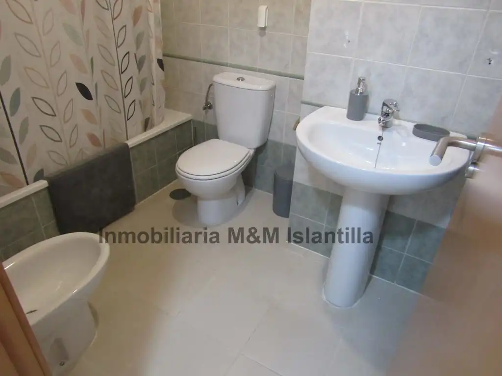 Baño de Piso en venta en Isla Cristina con Terraza, Horno y Lavadora