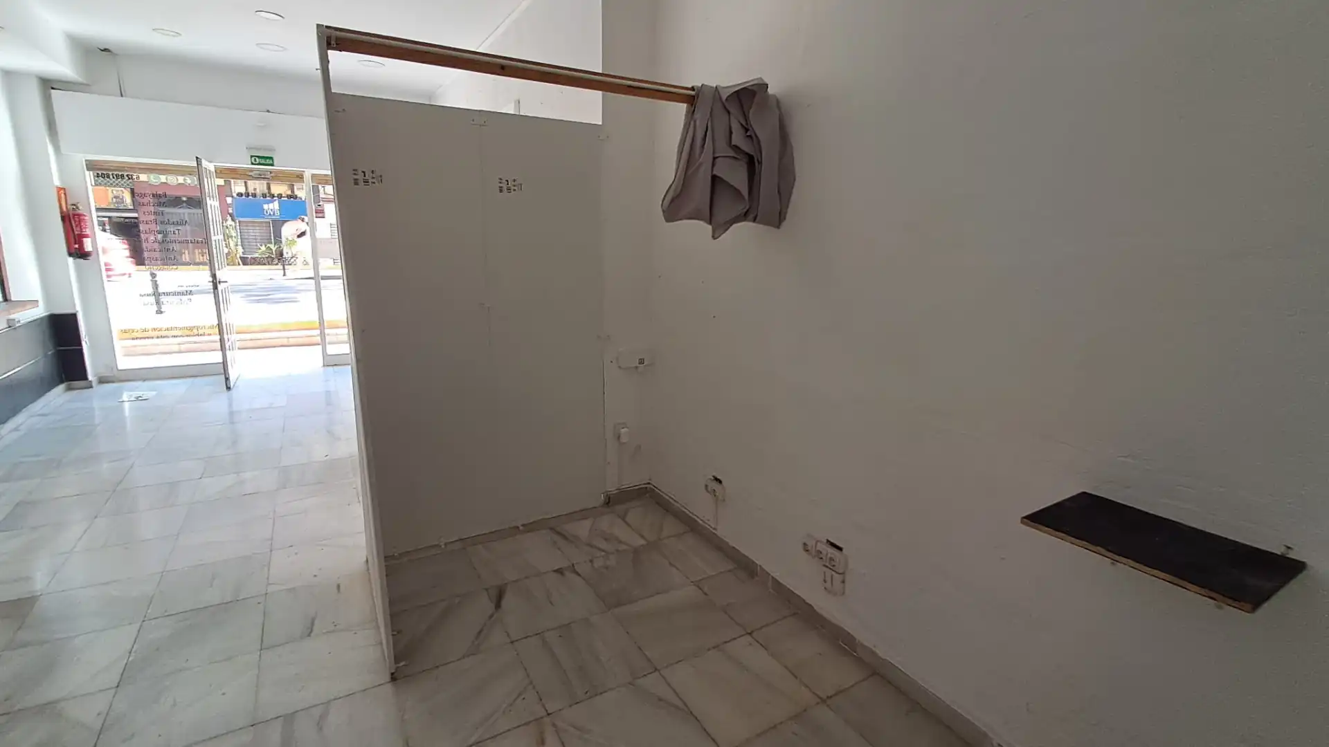 Commercial properties for sale in Fuengirola  with Air Conditioner and Alarm