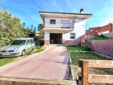 Villa con balcone in vendita a Carrer de Barcelona