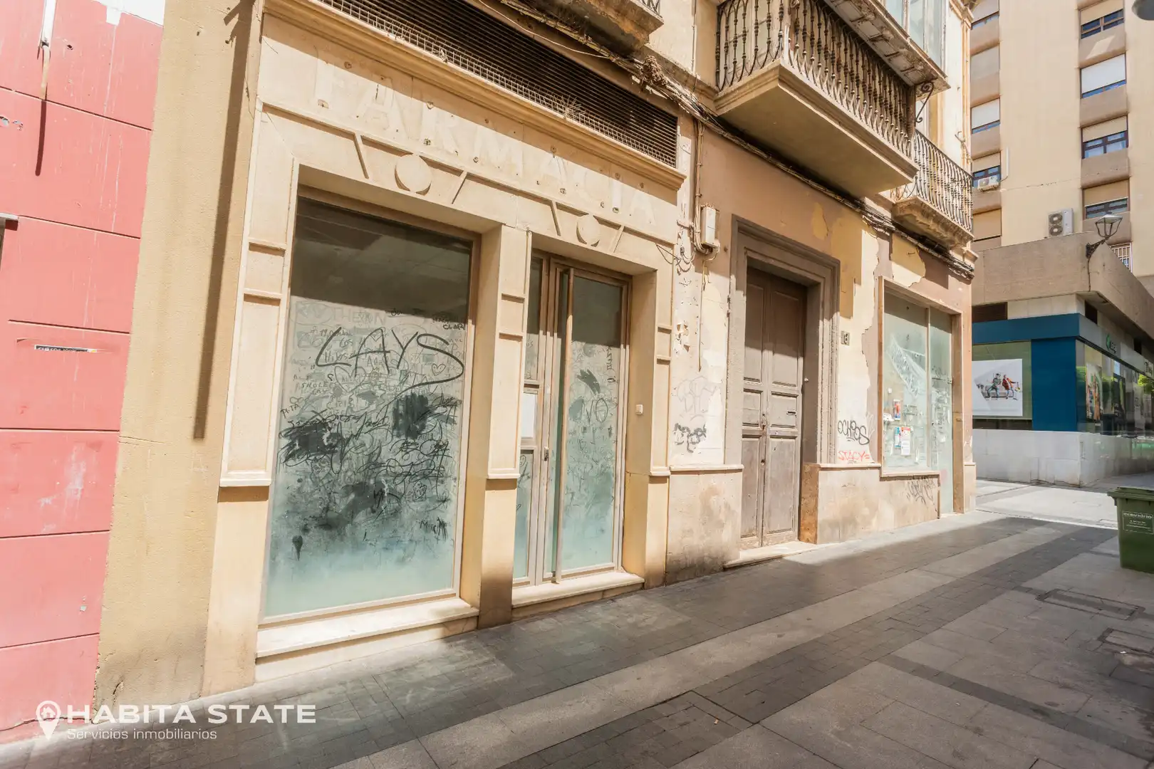 Vista exterior de Edifici en venda en Almería