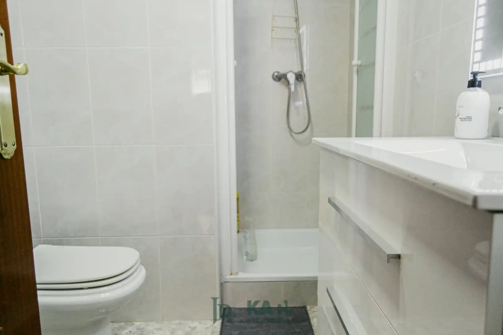 Baño de Piso de alquiler en Málaga con Aire acondicionado, Calefacción y Jardín privado