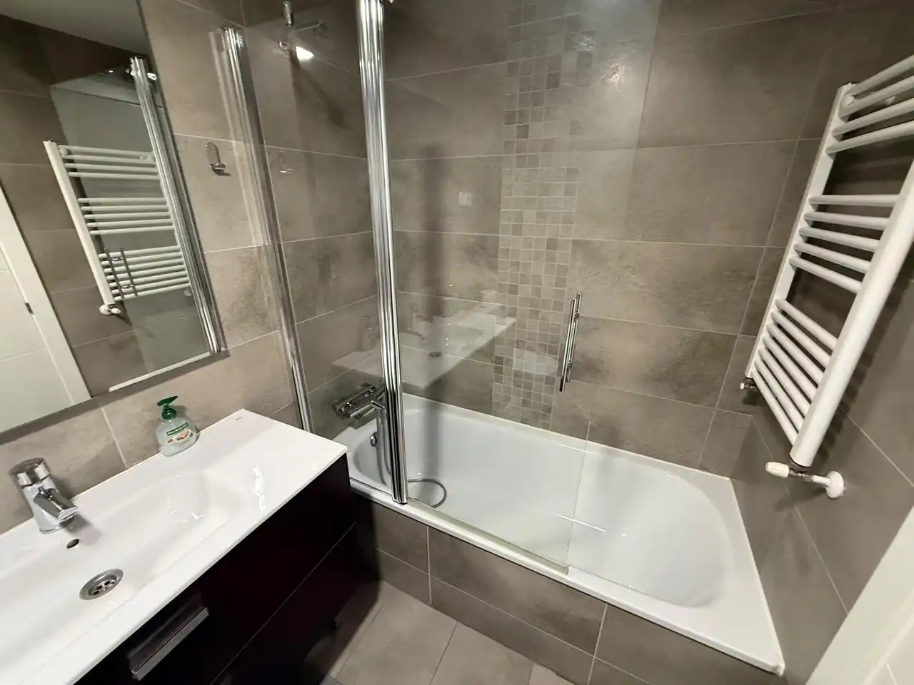 Badezimmer von Wohnung zur Miete in Majadahonda mit Klimaanlage, Heizung und Terrasse