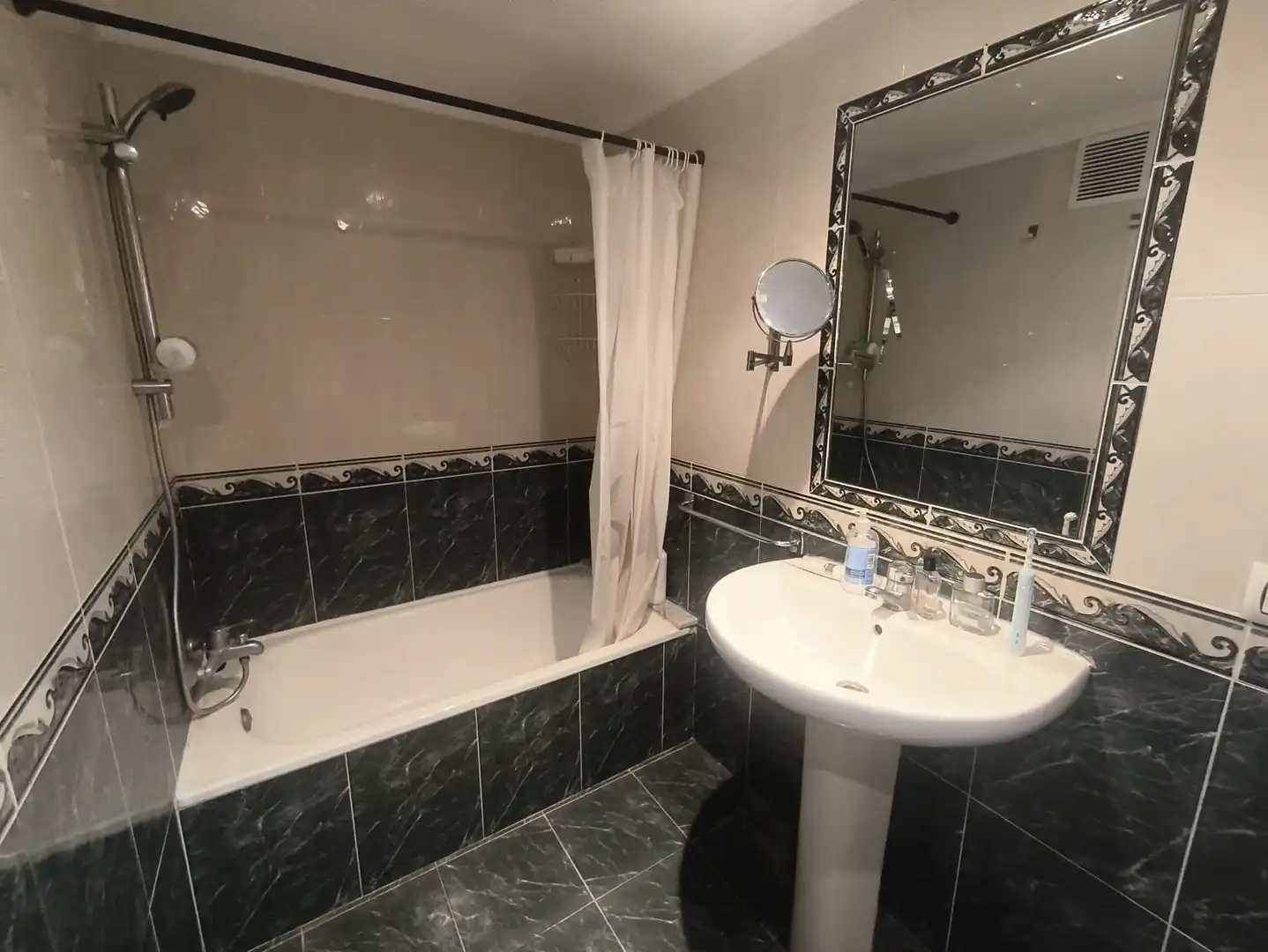 Baño de Piso en venta en Oviedo  con Calefacción, Parquet y Amueblado