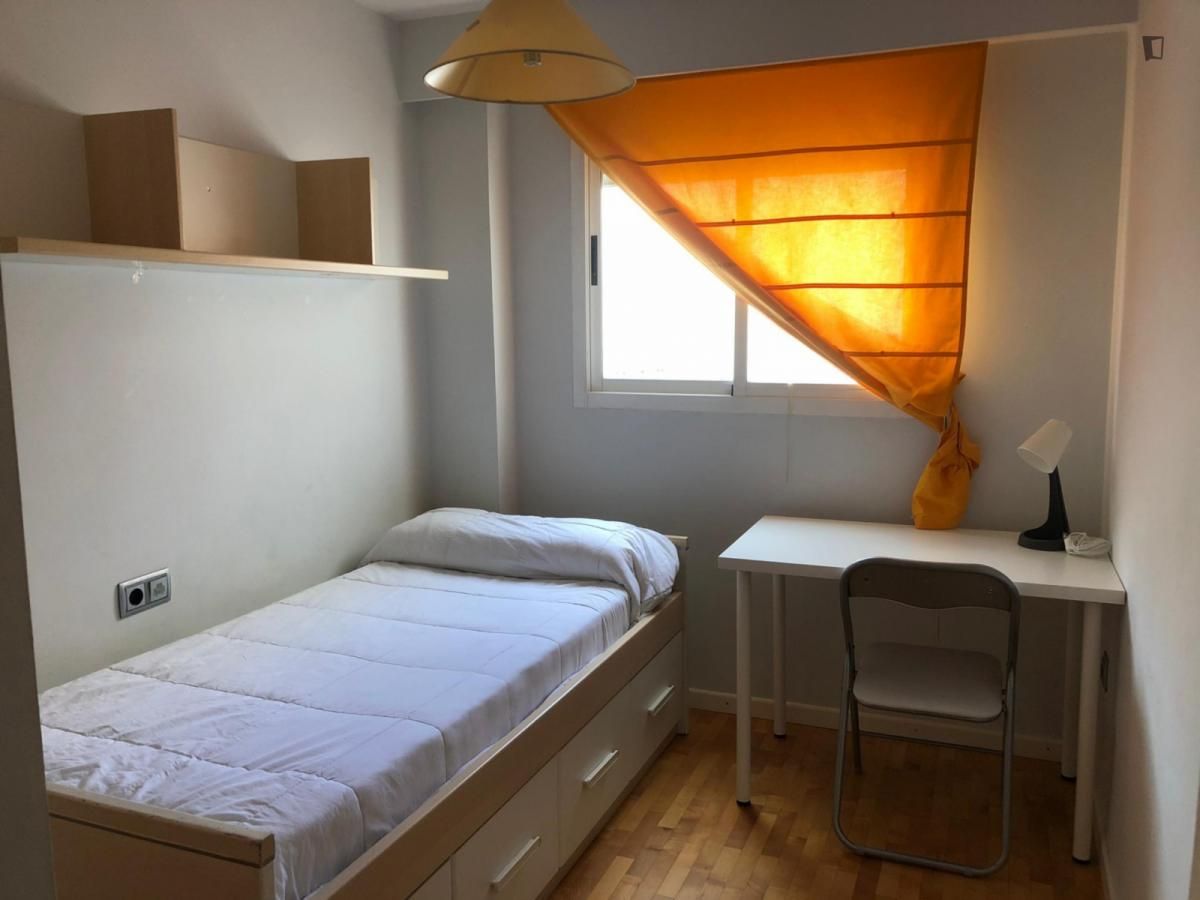 Dormitori de Apartament per a compartir en Alboraya amb Calefacció, Moblat i Forn