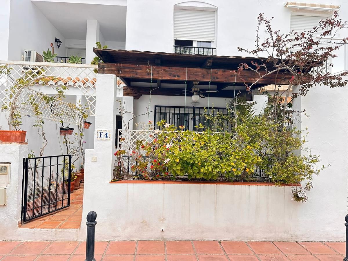 Vista exterior de Casa adosada en venda en Almuñécar amb Terrassa, Moblat i Forn