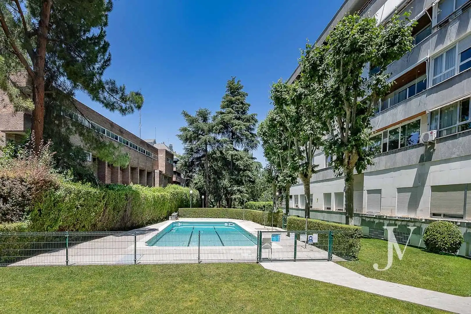 Swimming pool of Office for sale in Madrid  with Air Conditioner, Heating and Internet