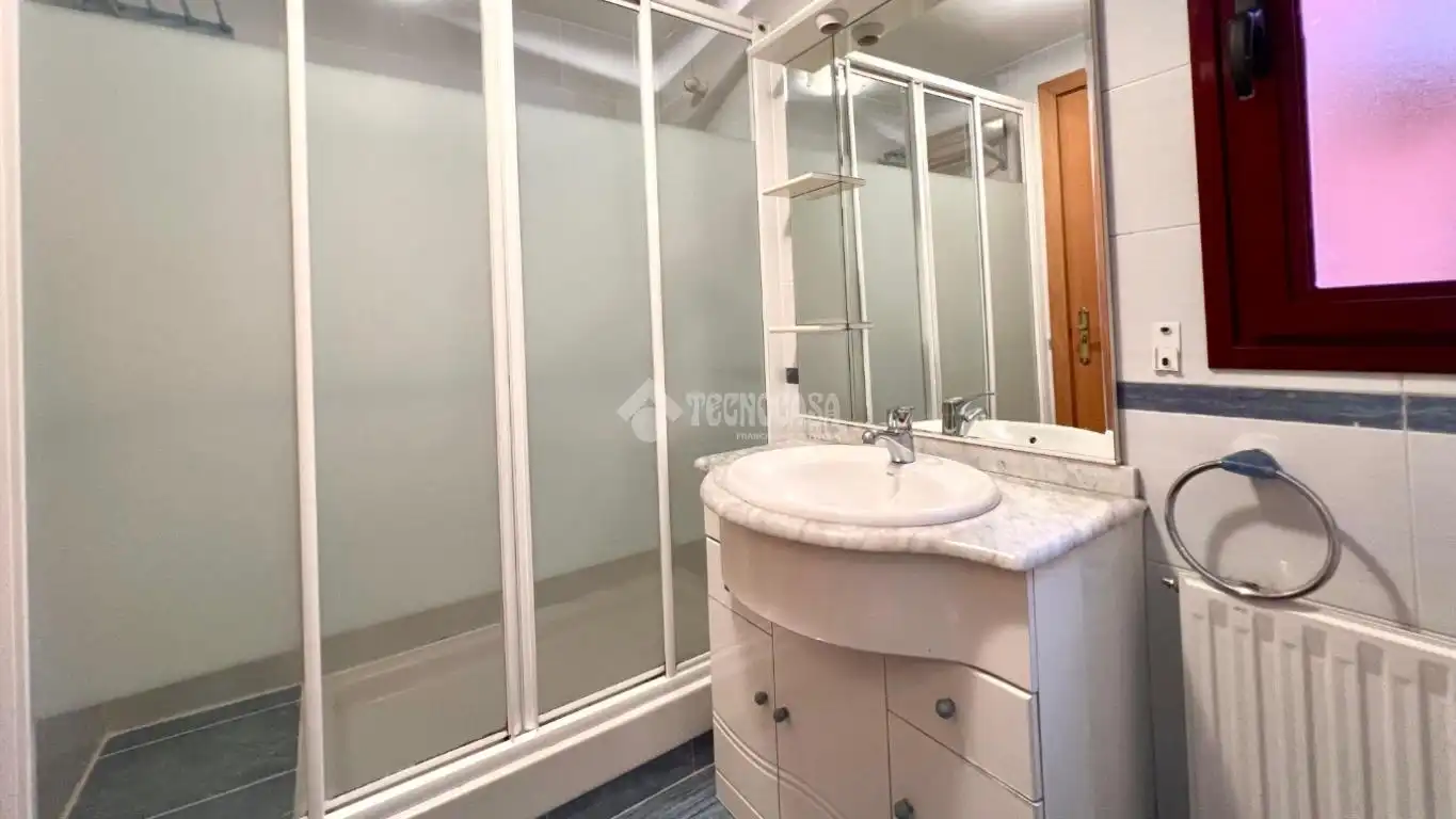 Bathroom of Flat for sale in Madrid  with Air Conditioner, Heating and Parquet flooring