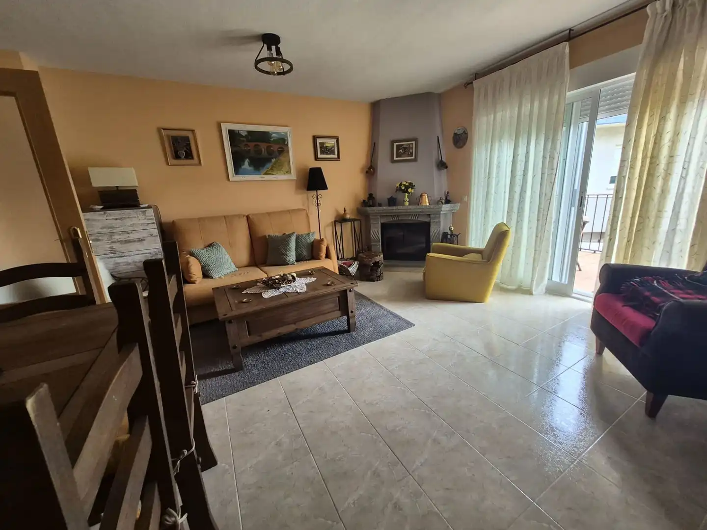 Sala de estar de Dúplex en venta en Navaluenga con Calefacción, Terraza y Amueblado
