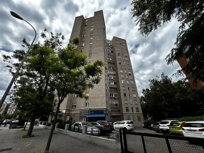 Vista exterior de Pis en venda en Madrid amb Calefacció i Terrassa