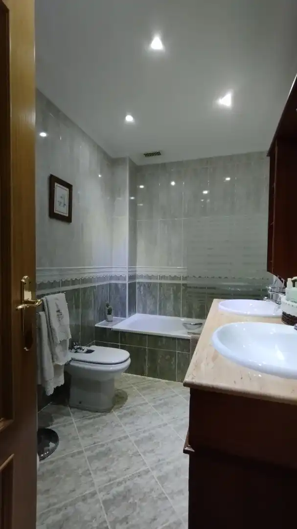Baño de Casa adosada en venta en Medina del Campo con Calefacción y Trastero