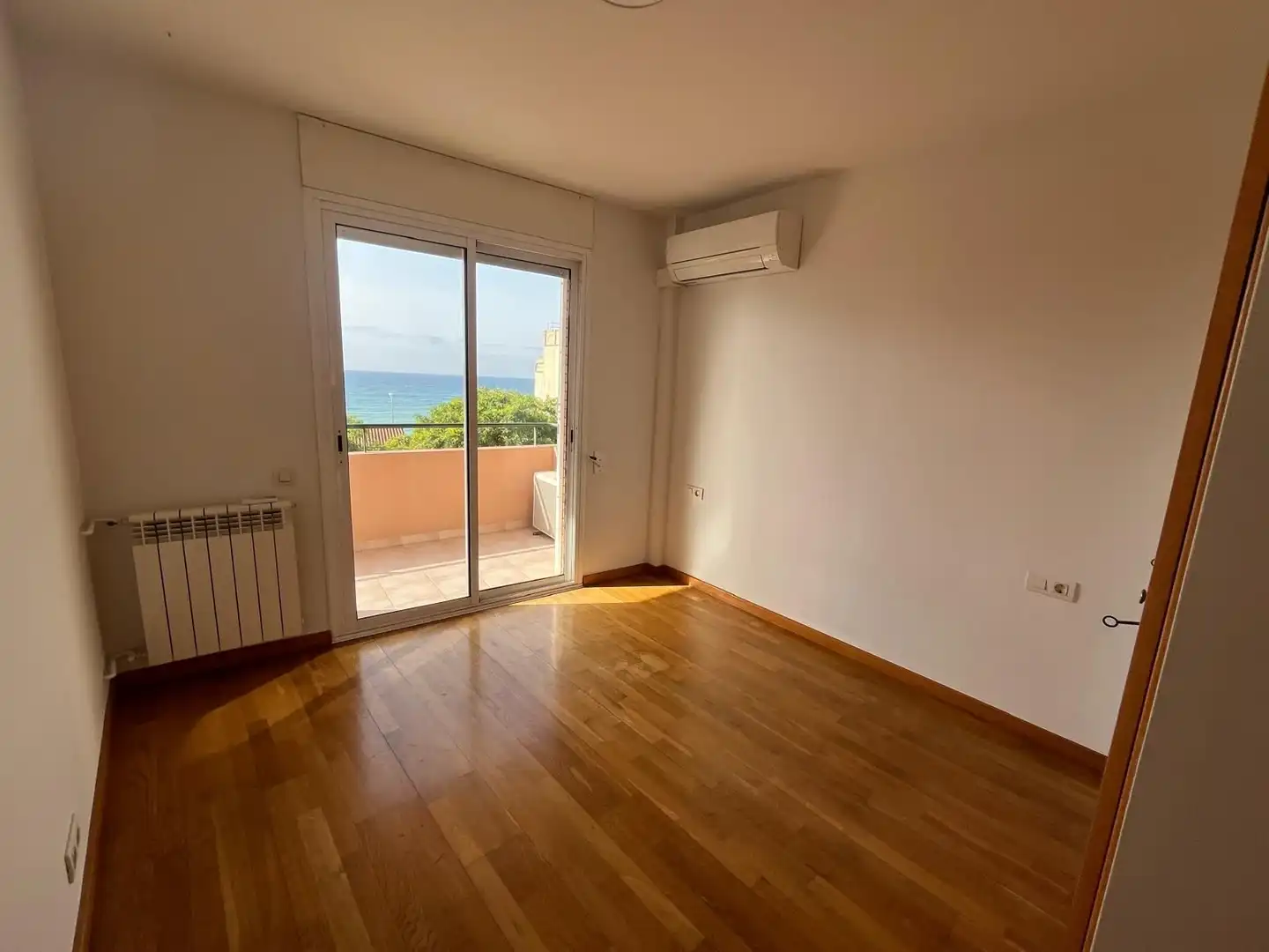 Dormitori de Casa adosada en venda en El Masnou amb Aire condicionat, Calefacció i Jardí privat