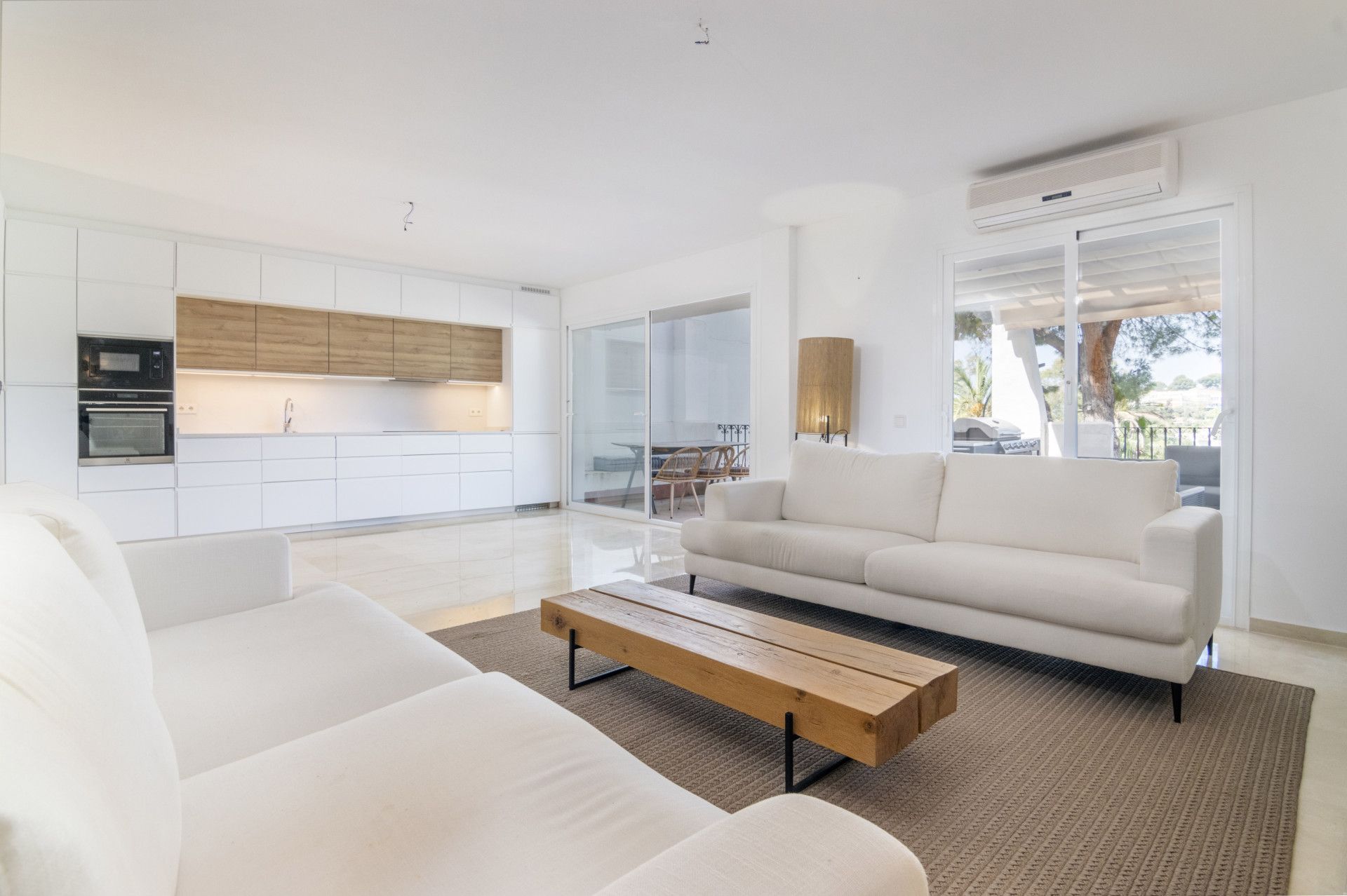 Living room of Attic for sale in Marbella  with Air Conditioner, Terrace and Swimming Pool
