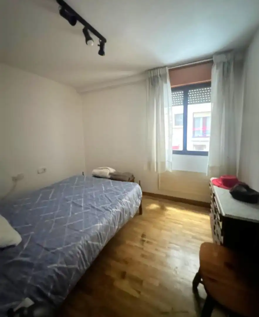 Dormitori de Pis en venda en León Capital  amb Calefacció, Parquet i Terrassa