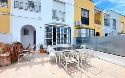 Vista exterior de Casa o xalet en venda en Gerena amb Aire condicionat, Terrassa i Traster