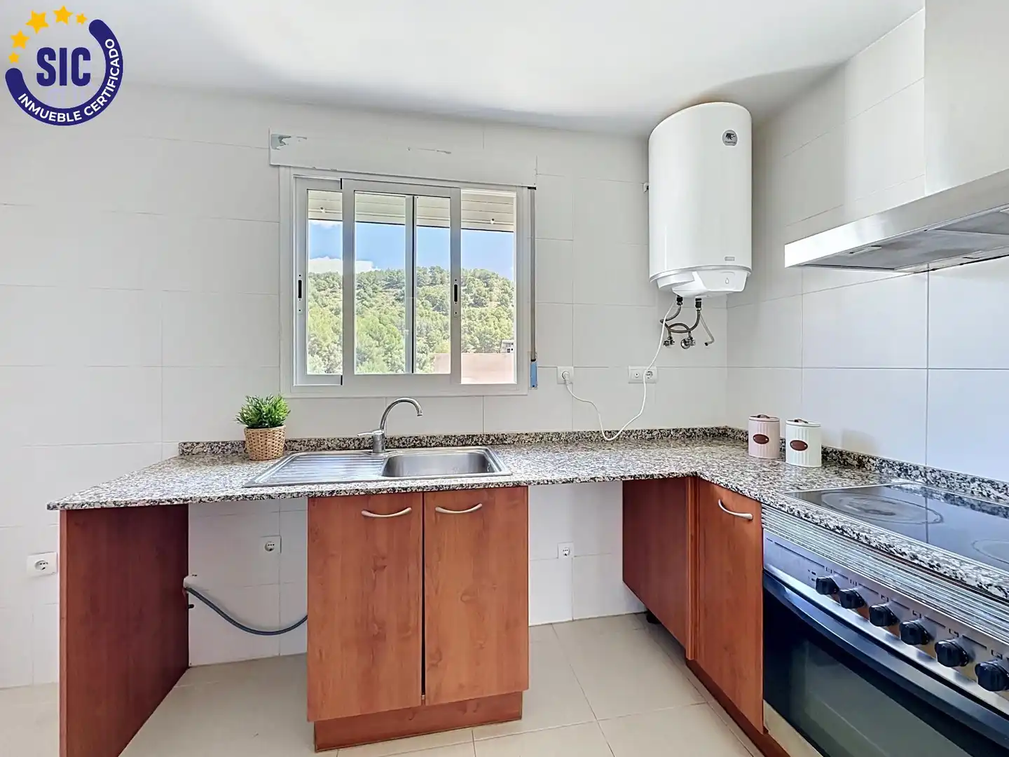 Cocina de Casa adosada en venta en Serra con Jardín privado, Terraza y Piscina comunitaria
