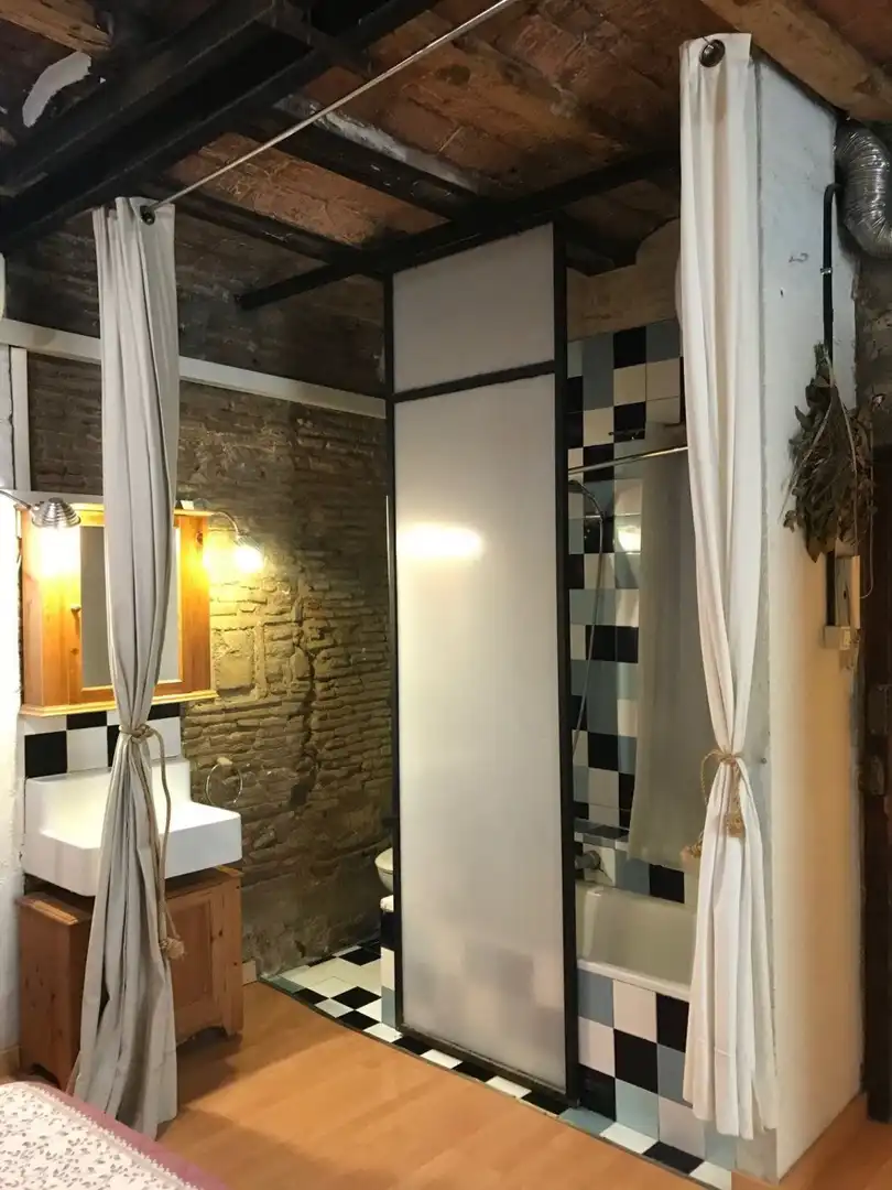 Bany de Estudi de lloguer en Barcelona amb Moblat i Balcó