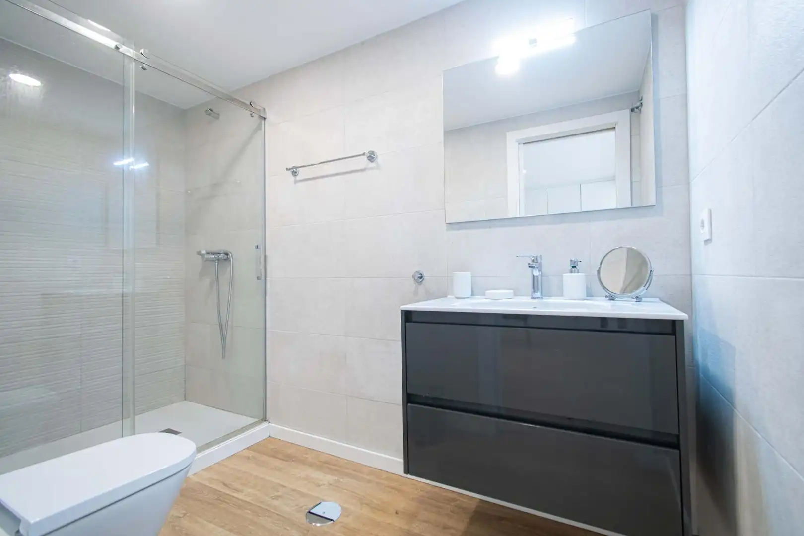Badezimmer von Wohnungen zum Verkauf in Sevilla mit Klimaanlage und Parkett