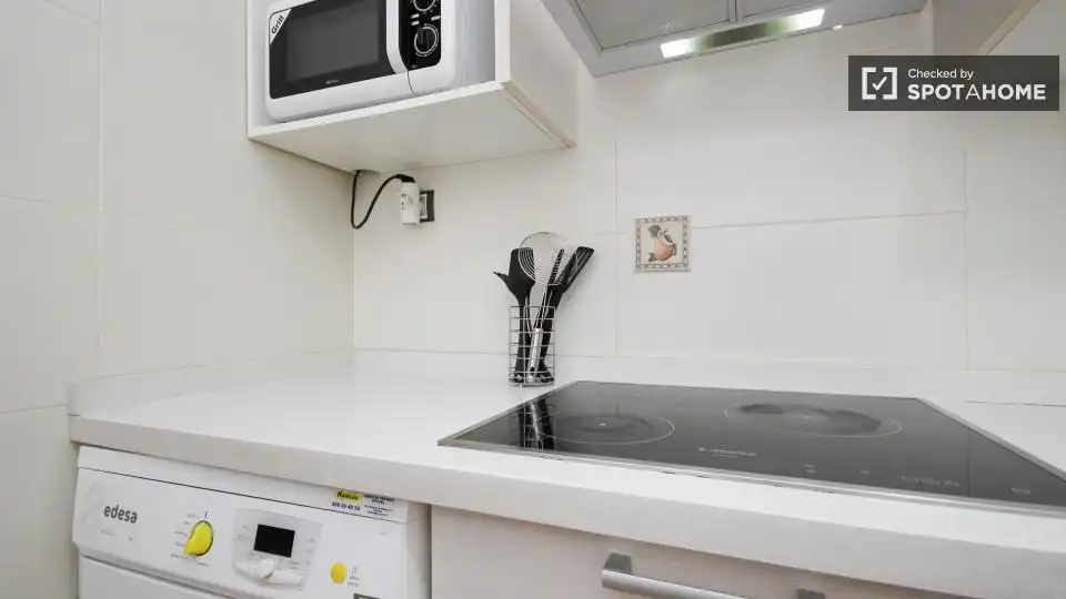 Kitchen of Flat for share in Granada  with Air Conditioner, Heating and Furnished