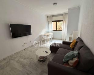 Sala d'estar de Apartament de lloguer en  Sevilla Capital amb Aire condicionat, Moblat i Forn