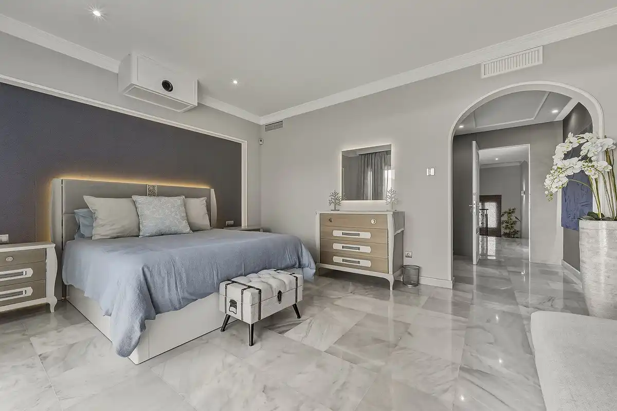Dormitori de Casa adosada en venda en Marbella amb Aire condicionat, Terrassa i Traster