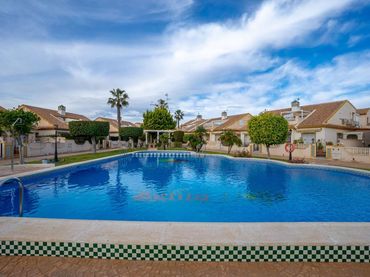 Casa aparellada amb balcó en venda a Orihuela Costa