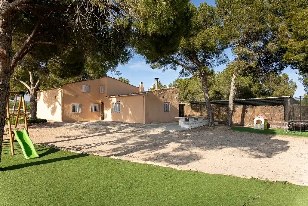 Vista exterior de Casa o chalet en venta en Castalla con Jardín privado, Piscina y Amueblado
