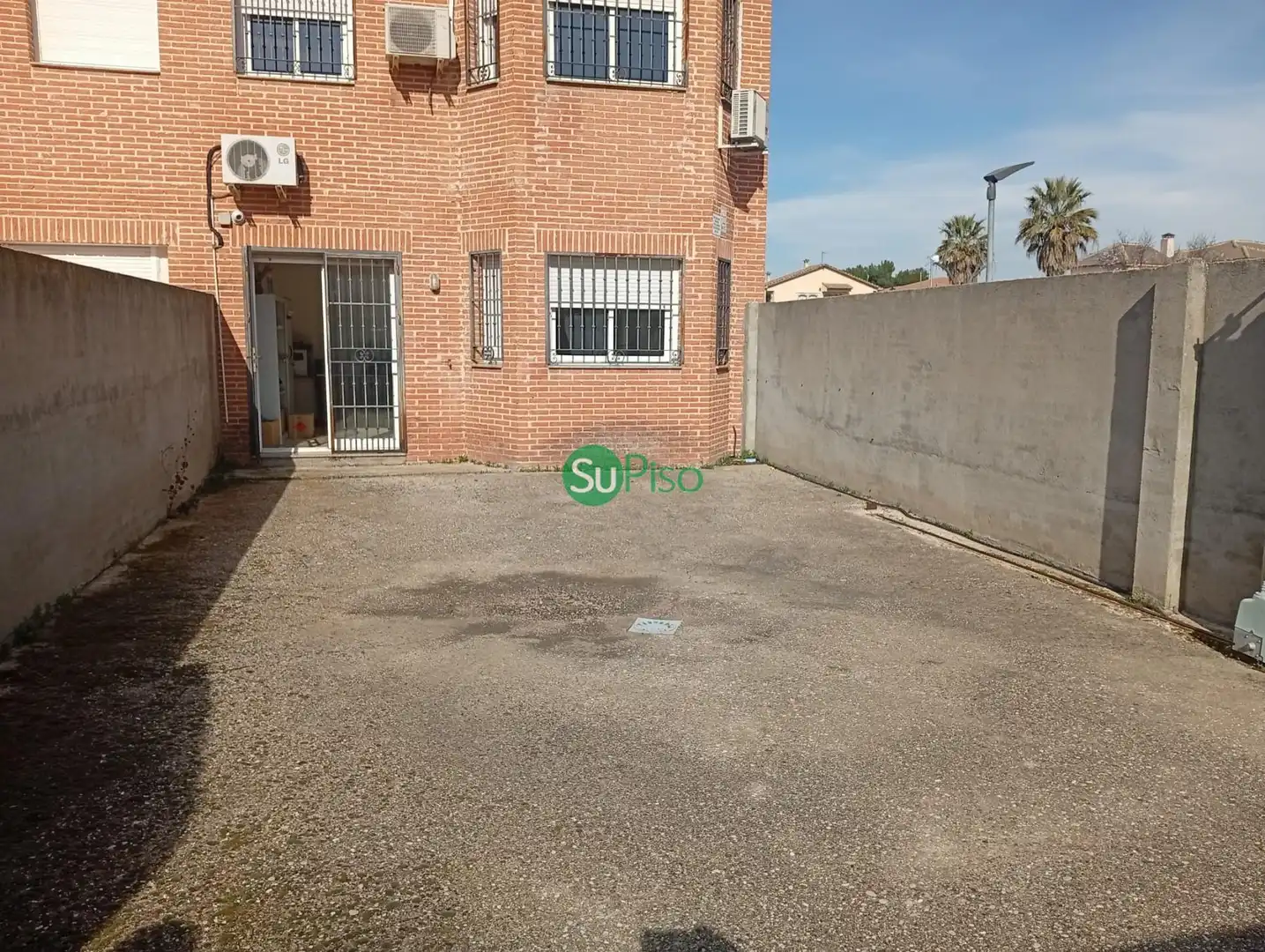 Vista exterior de Casa adosada en venda en Chozas de Canales amb Aire condicionat, Jardí privat i Terrassa