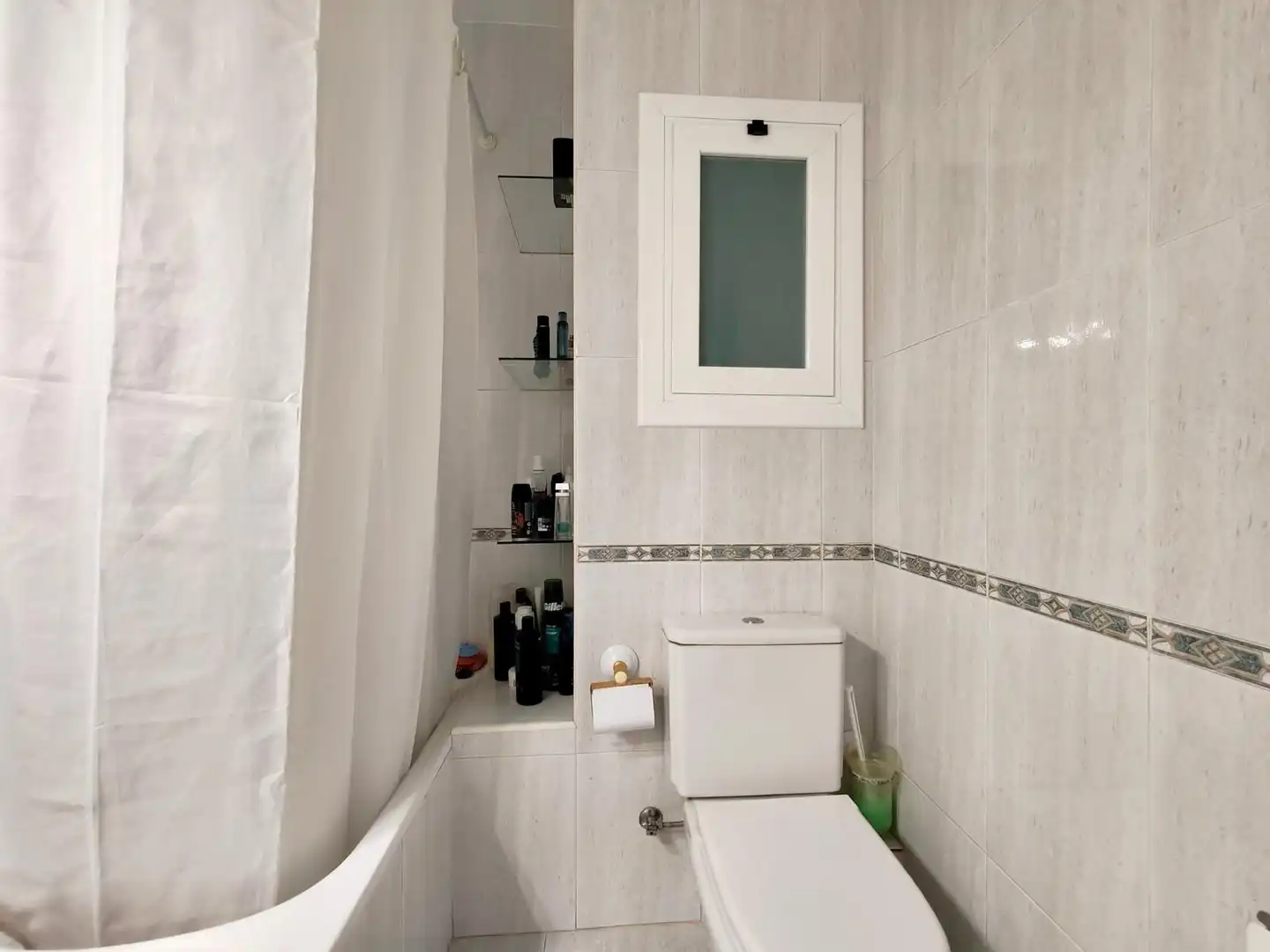 Bany de Planta baixa en venda en Barcelona amb Calefacció i Moblat